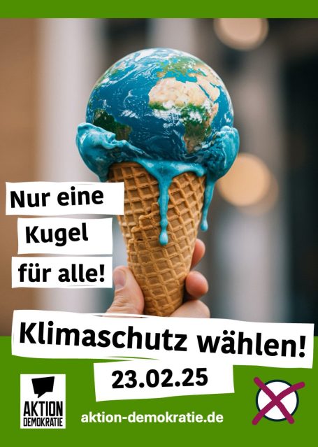 Hand hält eine Eiswaffel mit einer Erdkugel, darunter steht "Klimaschutz wählen!"